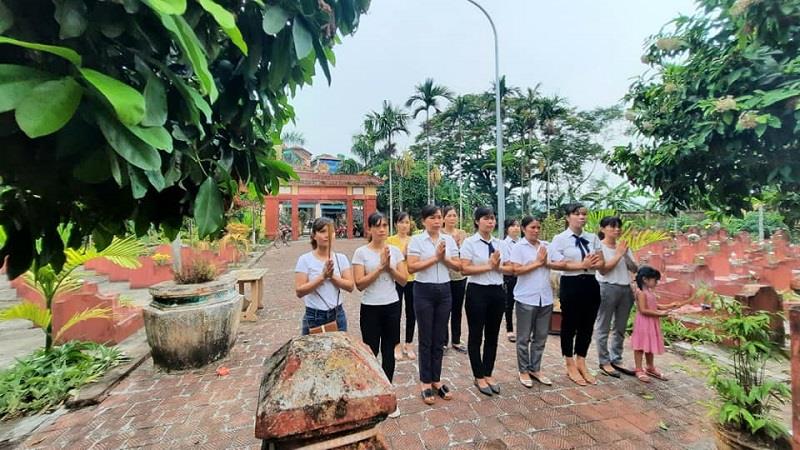 Công đoàn nhà trường thăm viếng nghĩa trang liệt sỹ