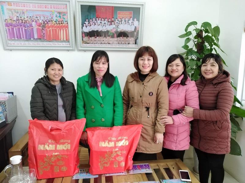 Tặng quà cho CB-GV-NV và học sinh dịp tết Nguyên đán