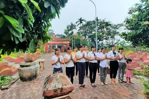 Công đoàn nhà trường thăm viếng nghĩa trang liệt sỹ ngày 27 7
