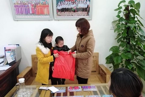 Tặng quà nhân dịp tết Nguyên đán